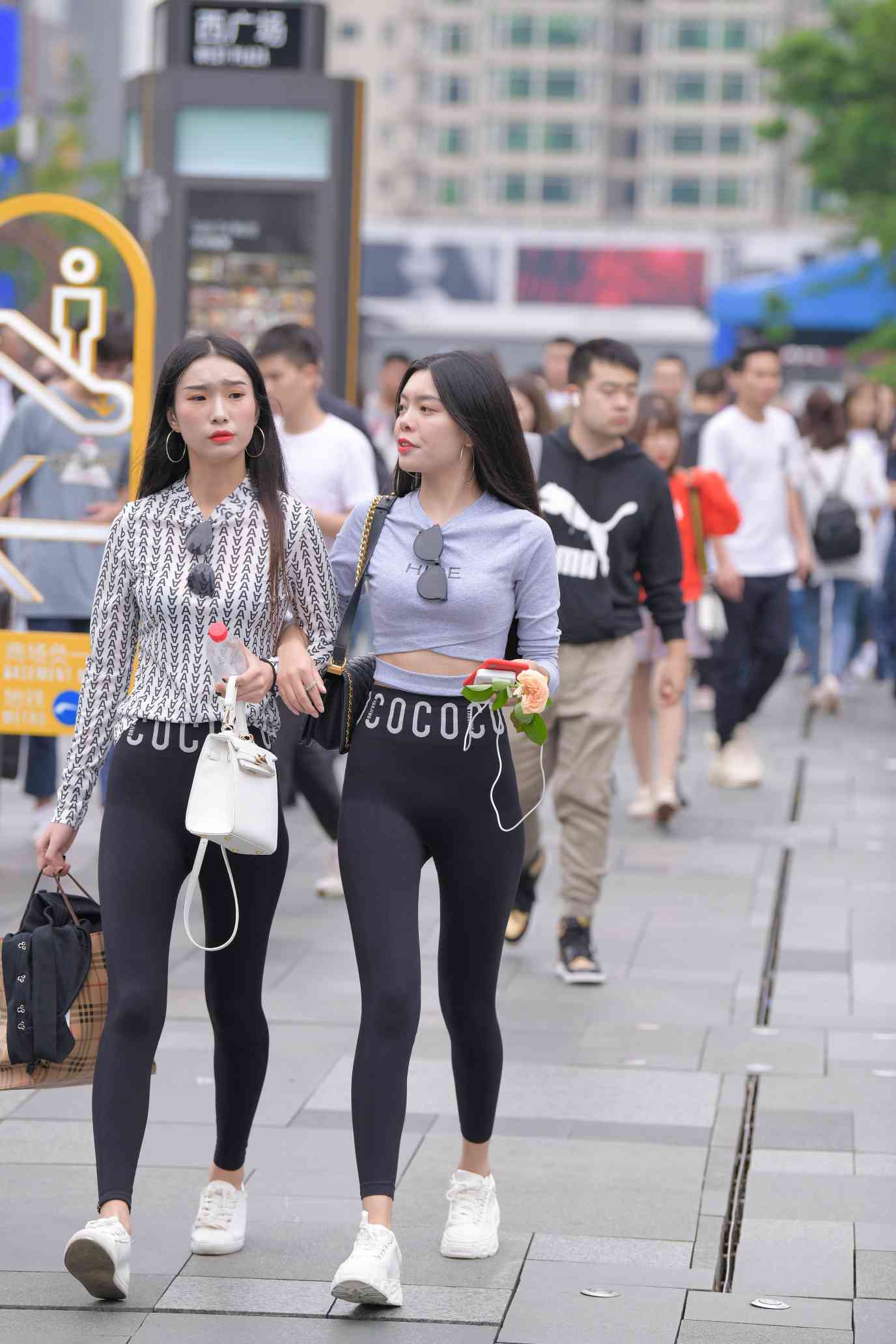 图片[2]-【免费】逛街的两个瑜伽裤姑娘【40P】04030-阡陌图库