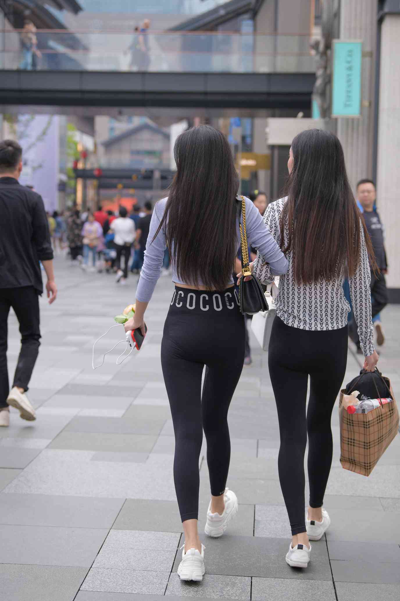 图片[3]-【免费】逛街的两个瑜伽裤姑娘【40P】04030-阡陌图库
