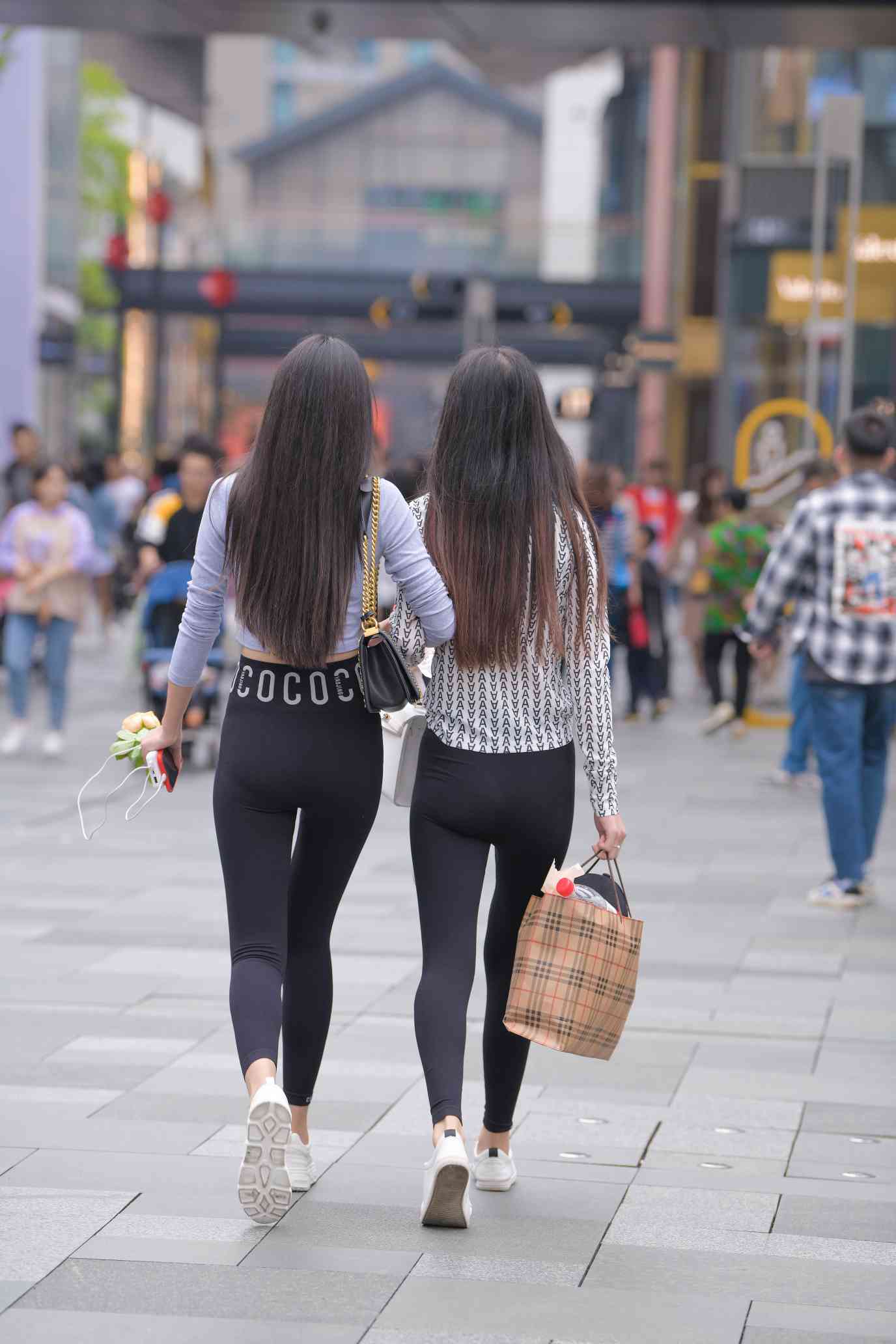 图片[4]-【免费】逛街的两个瑜伽裤姑娘【40P】04030-阡陌图库