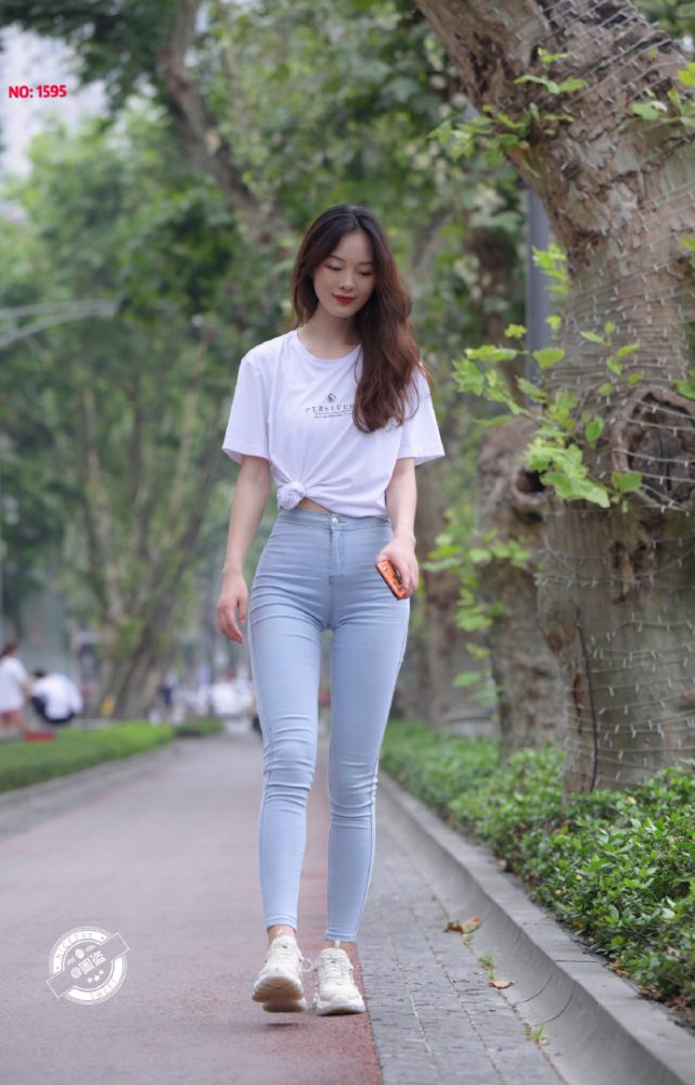 图片[1]-个子非常高的紧身牛仔裤女孩J2065 879P1V-25.5GB-阡陌图库