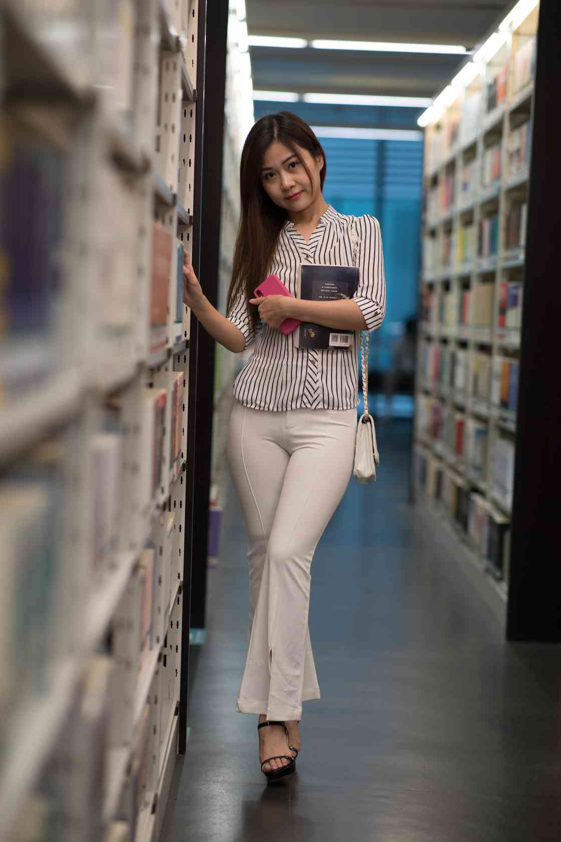 图片[5]-逛书店的白色紧身裤女孩【450P】04040-阡陌图库