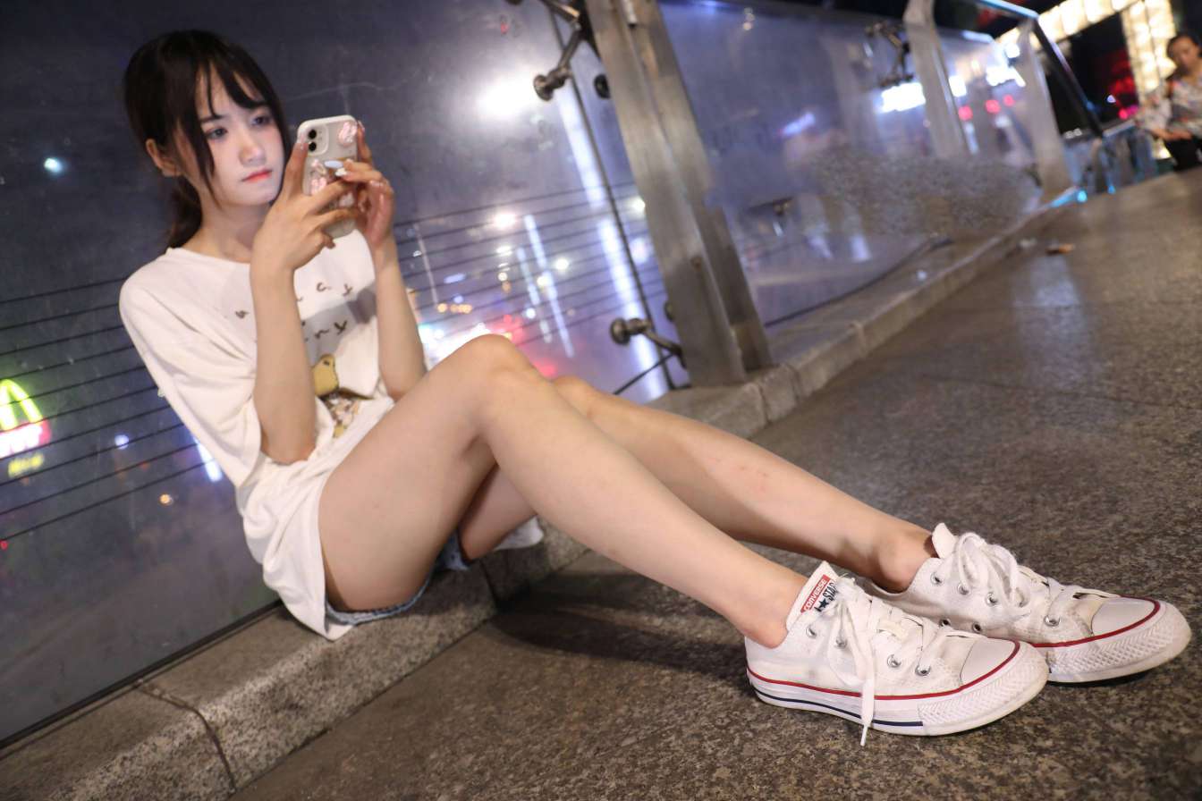 图片[3]-KTV里唱歌的长腿帆布鞋女孩【102P】20015-阡陌图库