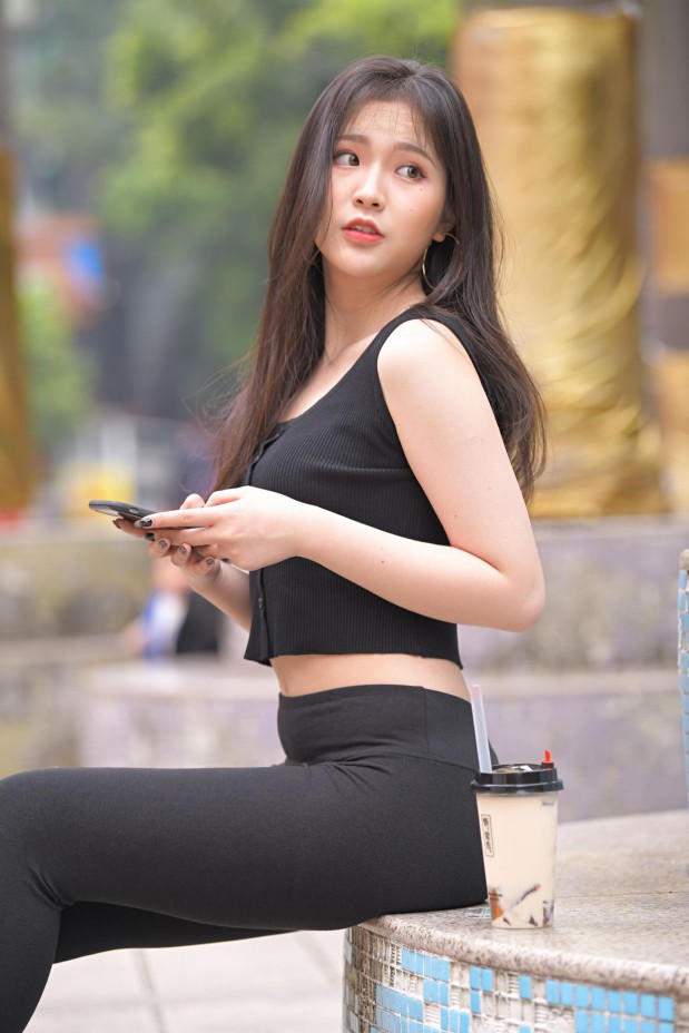 图片[1]-喝奶茶的黑色瑜伽裤长发姑娘【376P】00055-阡陌图库