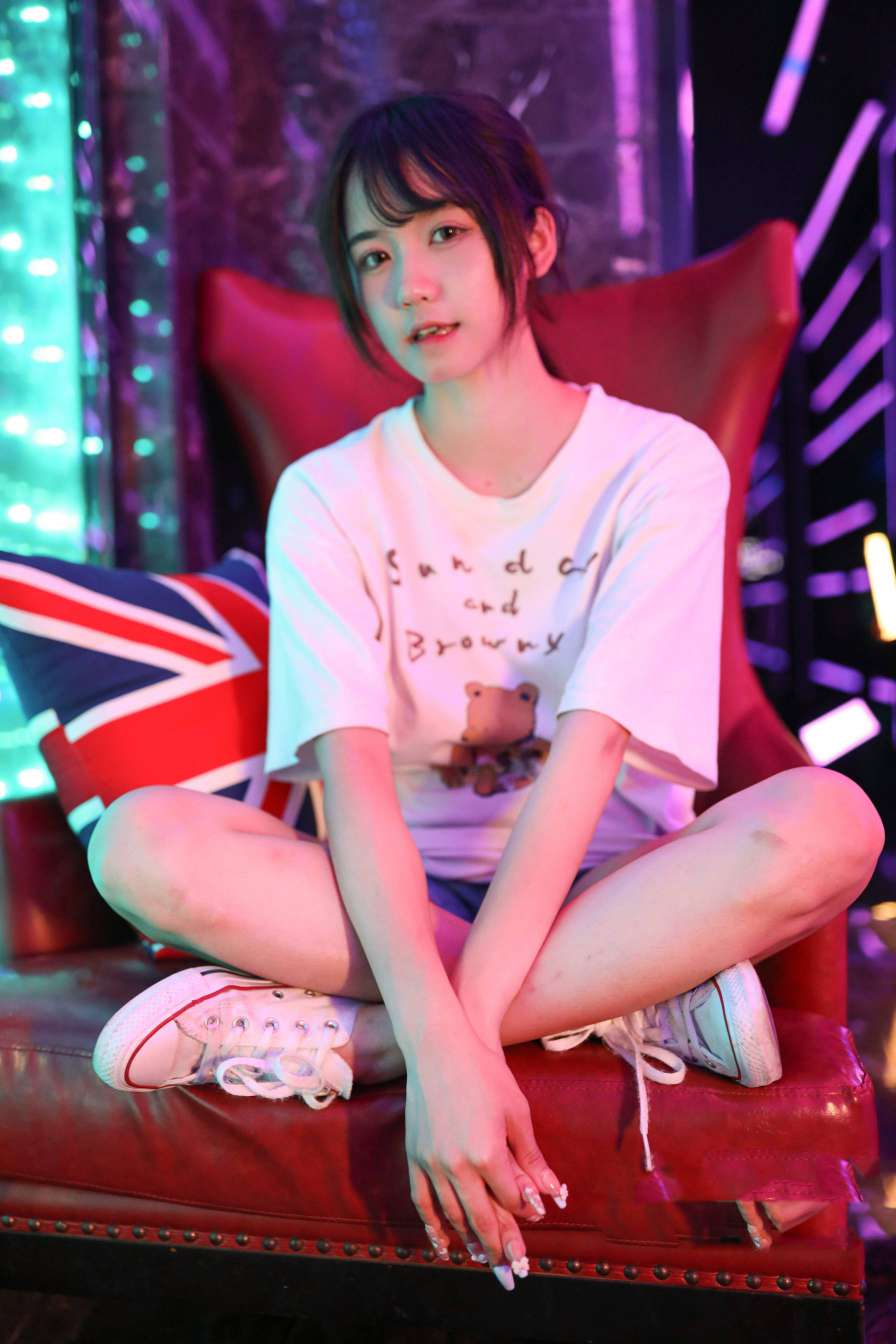 图片[2]-KTV里唱歌的长腿帆布鞋女孩【102P】20015-阡陌图库