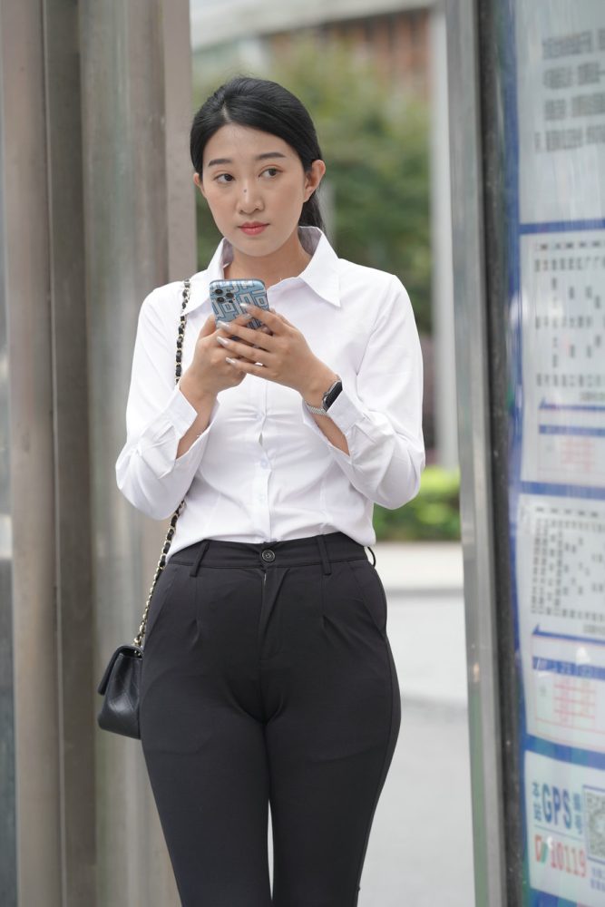 图片[3]-等公交的制服女人J2130 976P2V-29.5GB-阡陌图库