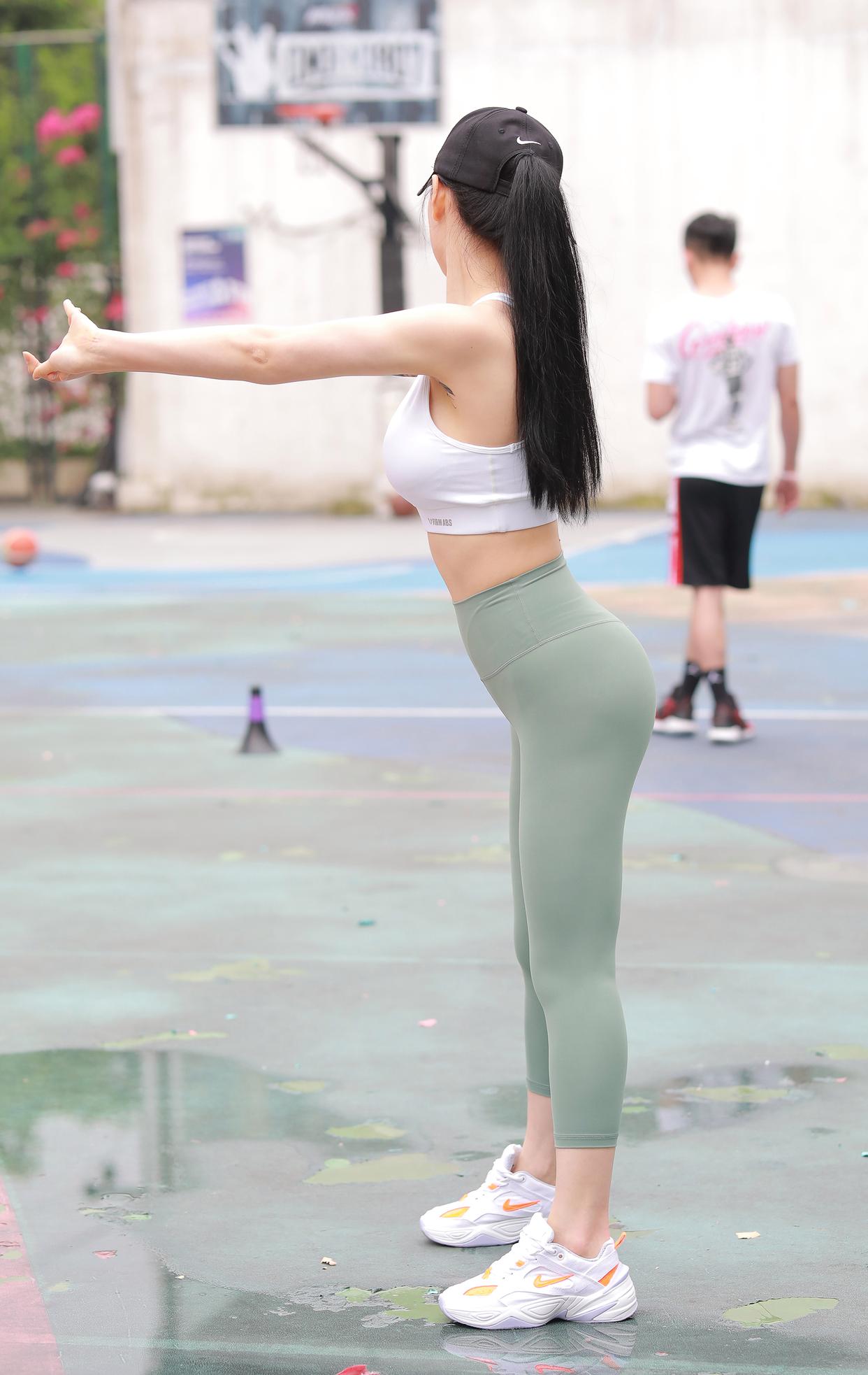 图片[1]-打扮很休闲的瑜伽裤女孩 J1600 415P3V-10.4GB-阡陌图库