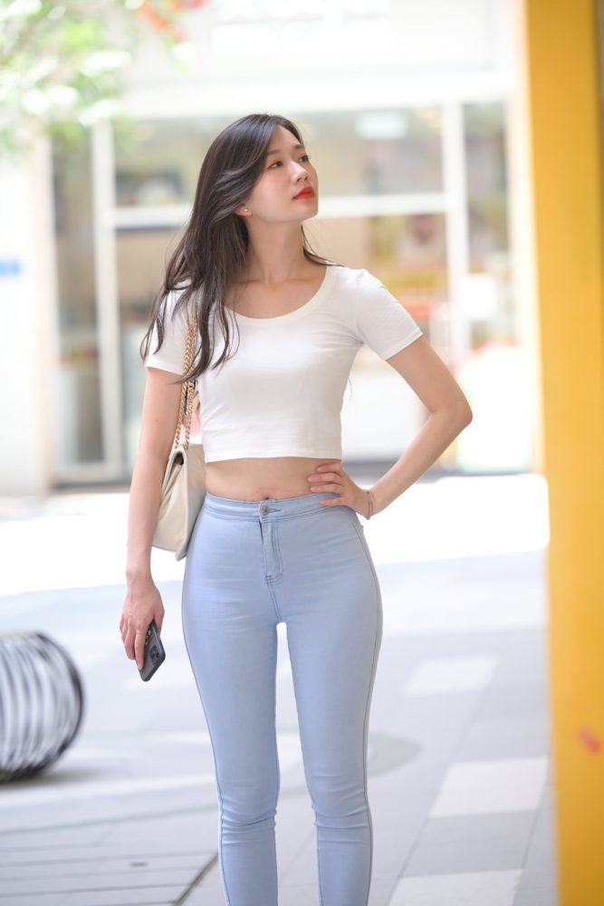 图片[2]-正在逛街的紧身牛仔裤女孩J1815 1112P1V-30.2GB-阡陌图库