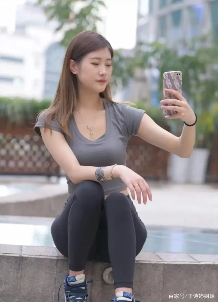 图片[2]-有小虎牙非常甜美的瑜伽裤女孩-阡陌图库