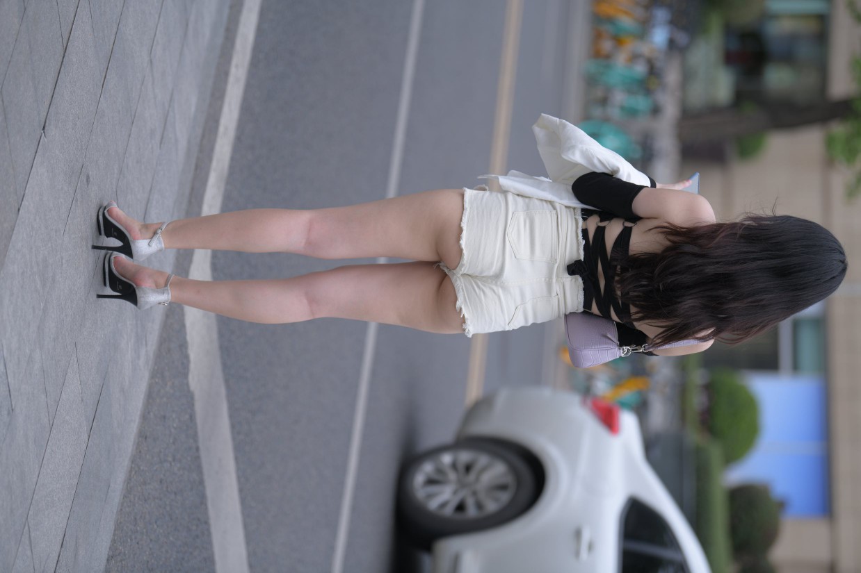 图片[2]-长发飘飘的白色热裤美丽女孩【49P】00029-阡陌图库