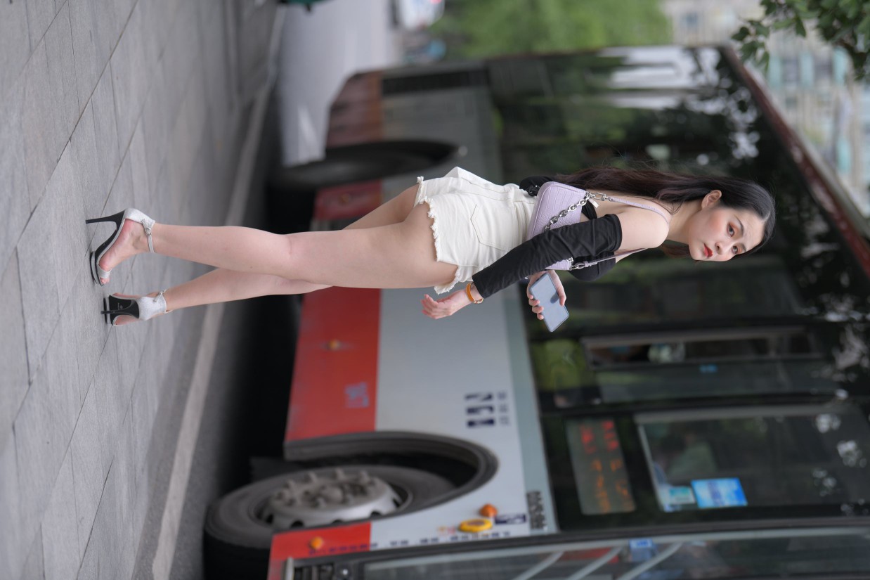 图片[3]-长发飘飘的白色热裤美丽女孩【49P】00029-阡陌图库