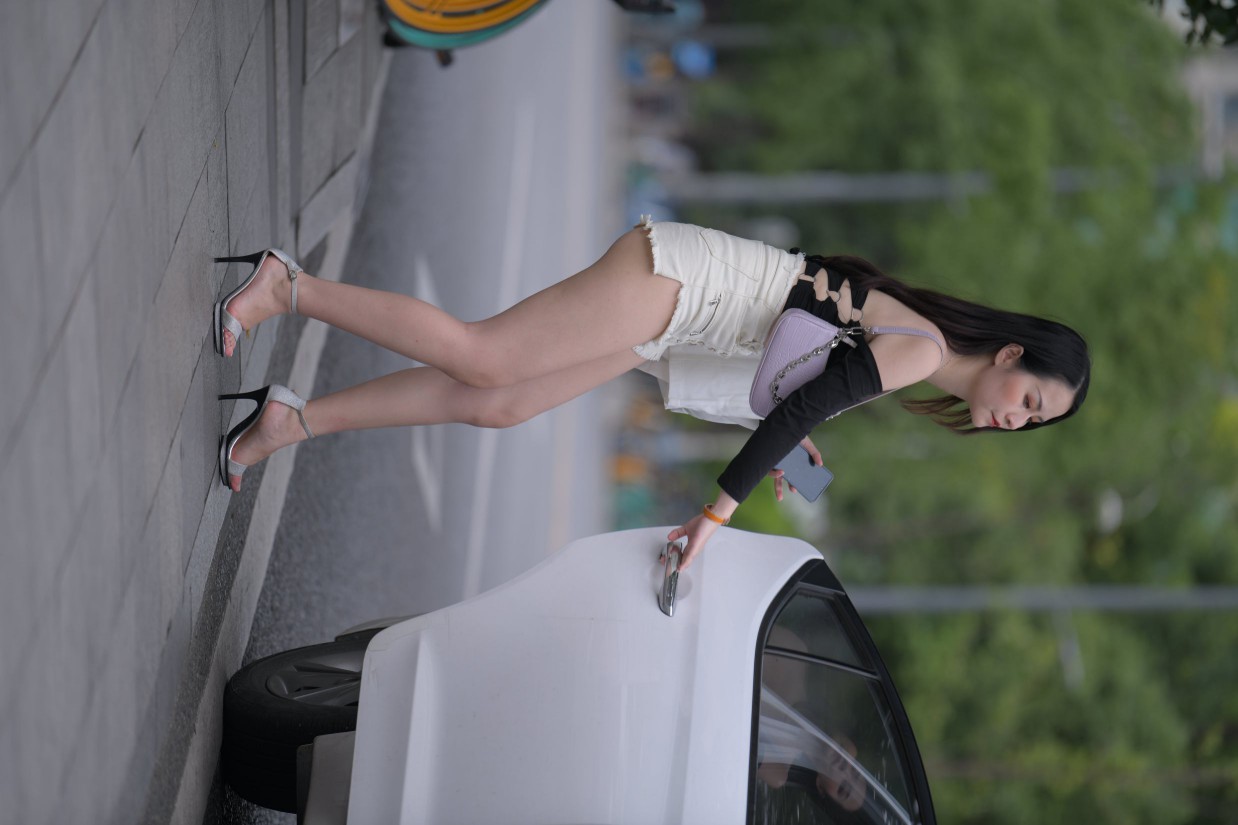 图片[6]-长发飘飘的白色热裤美丽女孩【49P】00029-阡陌图库