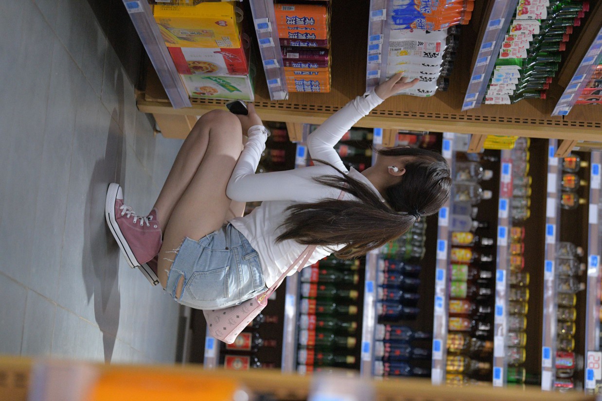 图片[5]-紧身牛仔短裤骑自行车的漂亮女孩【588P】00053-阡陌图库