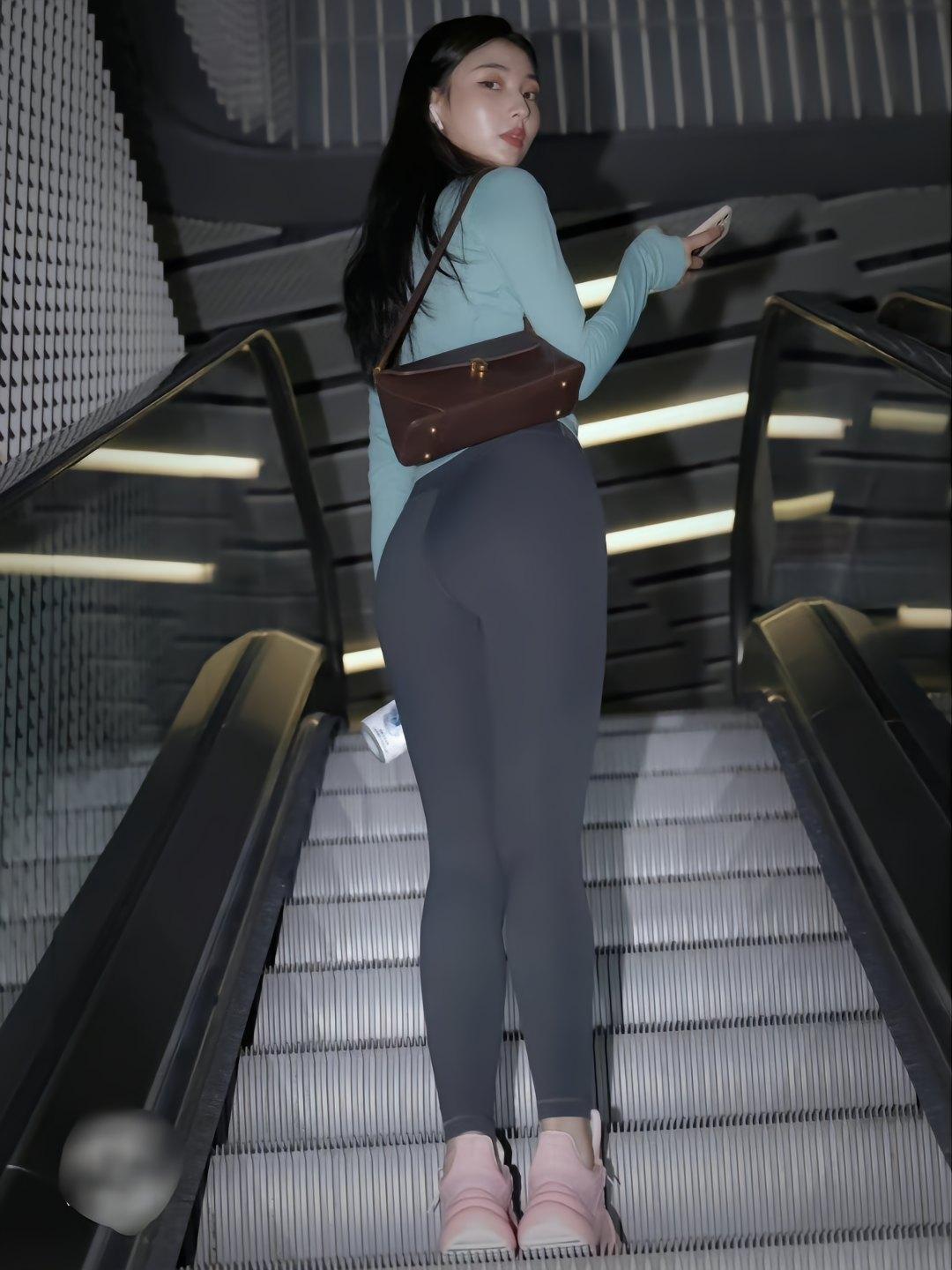 图片[1]-晚上逛商场的瑜伽裤漂亮女孩J2244 225P2V-15.1GB-阡陌图库