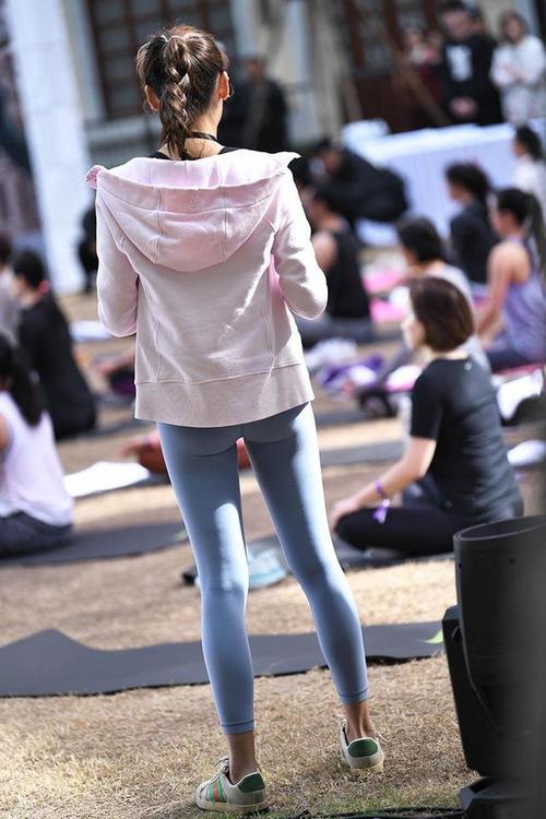 图片[2]-在广场看热闹的瑜伽裤女人-阡陌图库