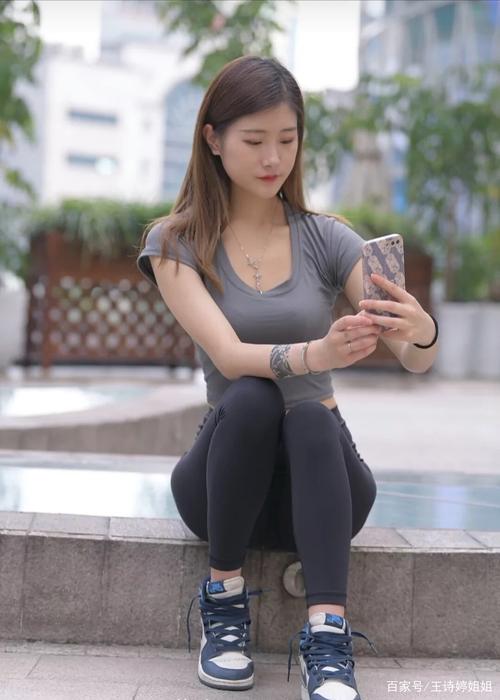 图片[1]-有小虎牙非常甜美的瑜伽裤女孩-阡陌图库