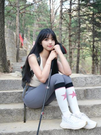 图片[1]-爱爬山的瑜伽裤MM，太甜美了！~-阡陌图库