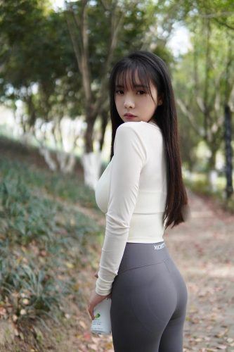 图片[9]-穿瑜伽裤爬山的长发少女-阡陌图库