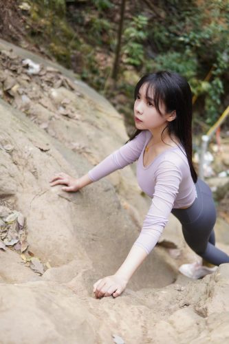 图片[8]-穿瑜伽裤爬山的长发少女-阡陌图库