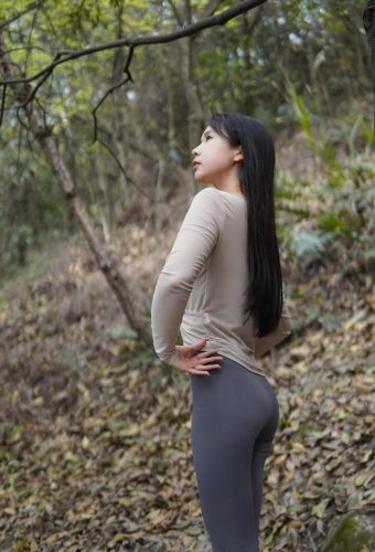 图片[5]-穿瑜伽裤爬山的长发少女-阡陌图库