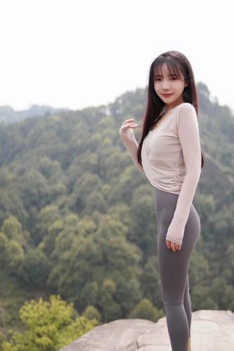 图片[3]-穿瑜伽裤爬山的长发少女-阡陌图库