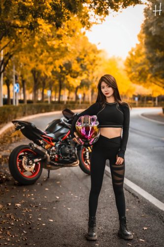 图片[1]-骑摩托车的瑜伽裤美女身材太好了！-阡陌图库