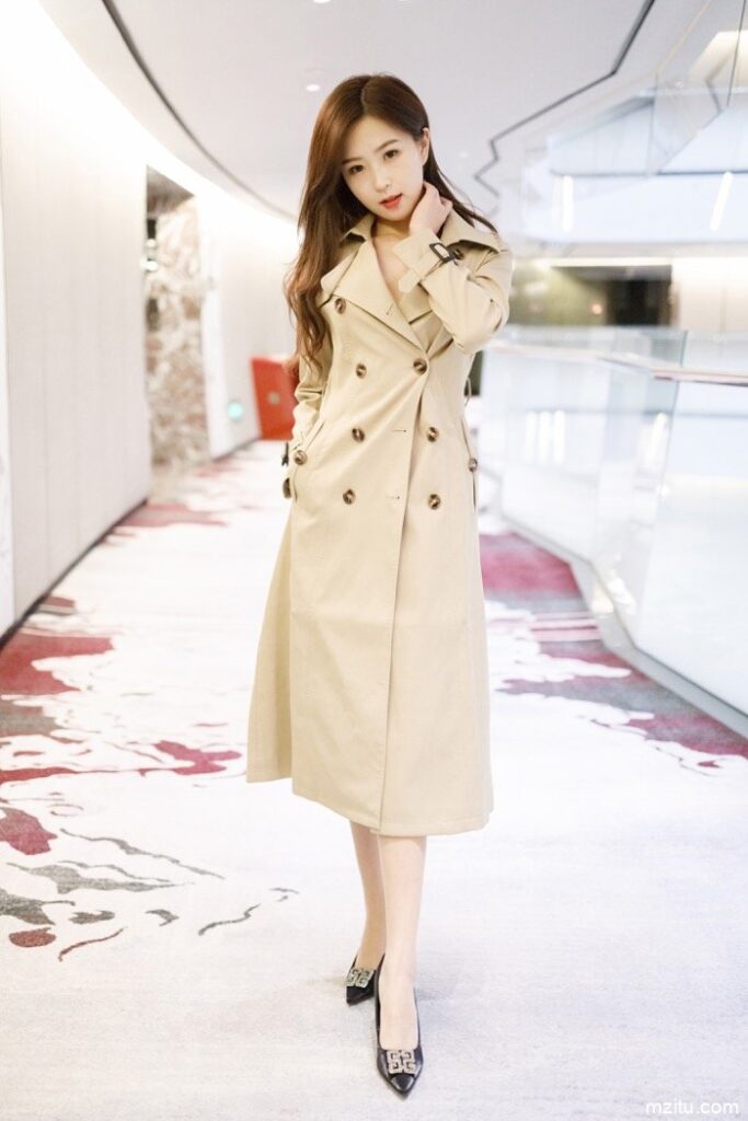 紧身牛仔裤烫发女孩逛商场【124】00026-阡陌图库