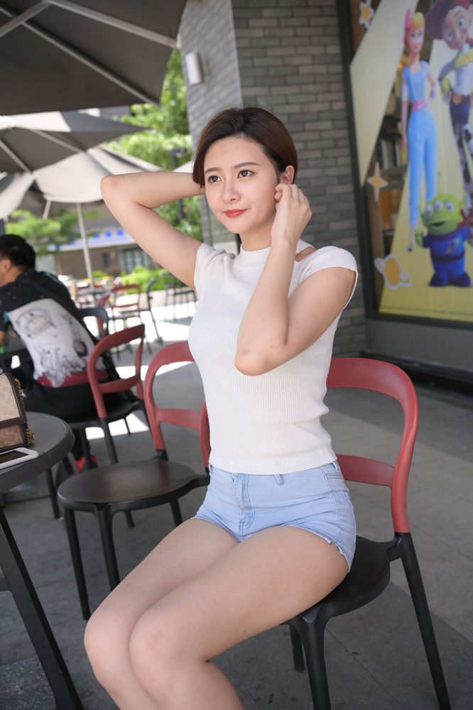 短发牛仔的漂亮女生【2.4G】-阡陌图库