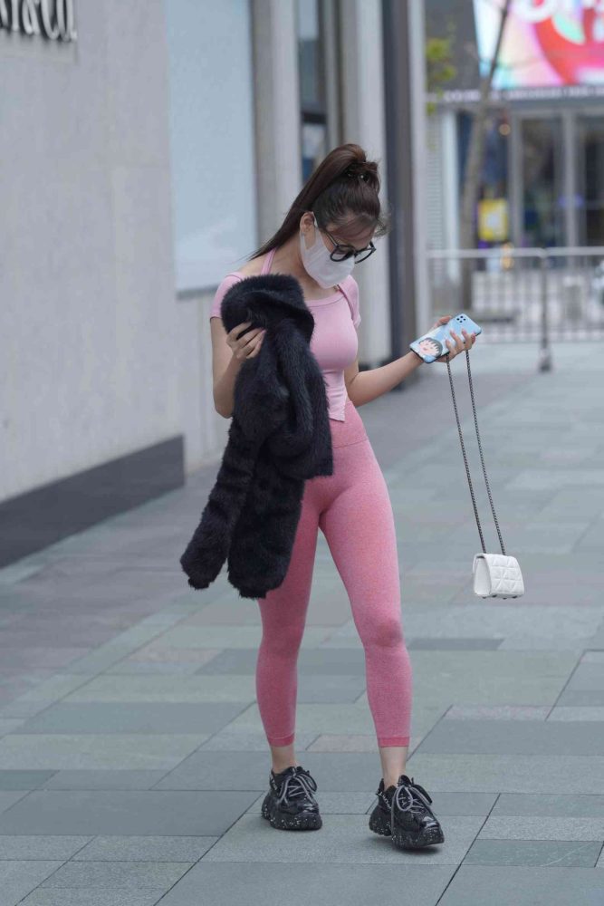 粉红色瑜伽裤的眼镜妹妹【93P】04019-阡陌图库