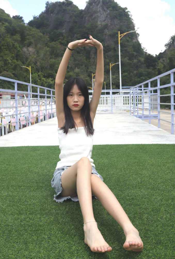 坐在草地上的长发女孩【172P】20012-阡陌图库