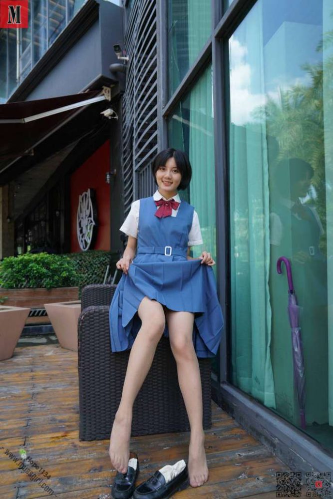 一副学生模样的短发姑娘【112P】20023-阡陌图库