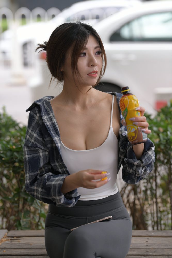 喝饮料的瑜伽裤女孩J2242 383P1V-17.5GB-阡陌图库