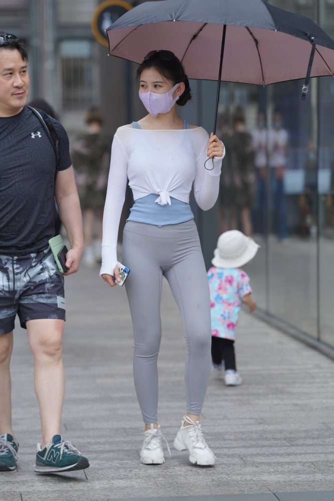 街拍逛街的瑜伽裤小女人  J2874 36P-469MB-阡陌图库