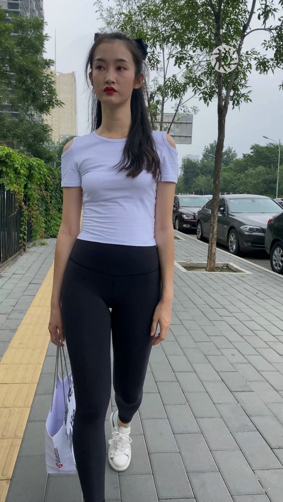 黑色瑜伽裤逛街的女孩J4000 MP4-7.76GB-阡陌图库