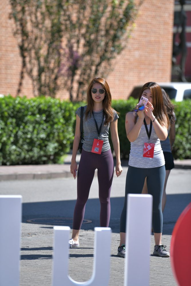 紫色瑜伽裤墨镜导游J4604 27P-336MB-阡陌图库