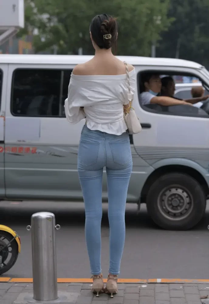 紧身牛仔裤优雅小女人J2238 322P1V-14.1GB-阡陌图库