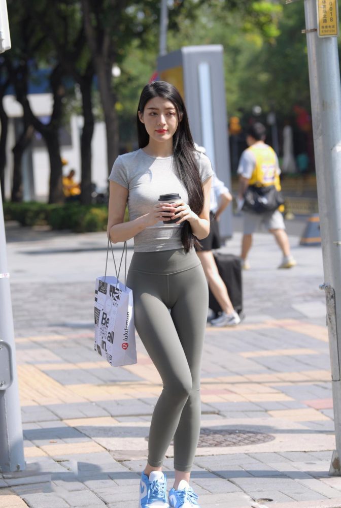 在外面逛街的瑜伽裤女孩J2240 449P1V-16.7GB-阡陌图库