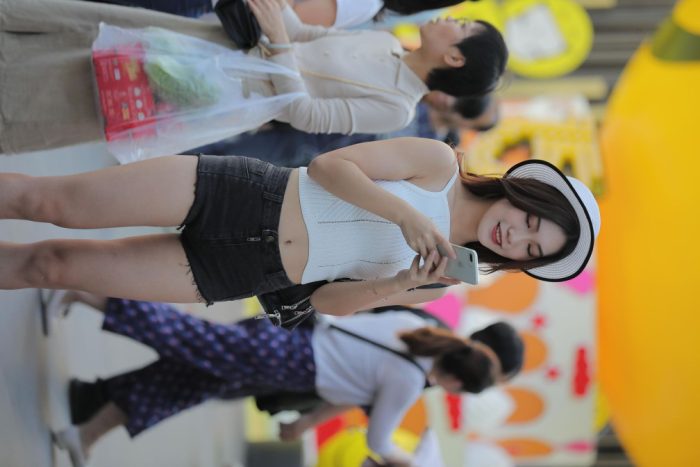 非常时尚阳光的牛仔热裤女孩【808P】00064-阡陌图库