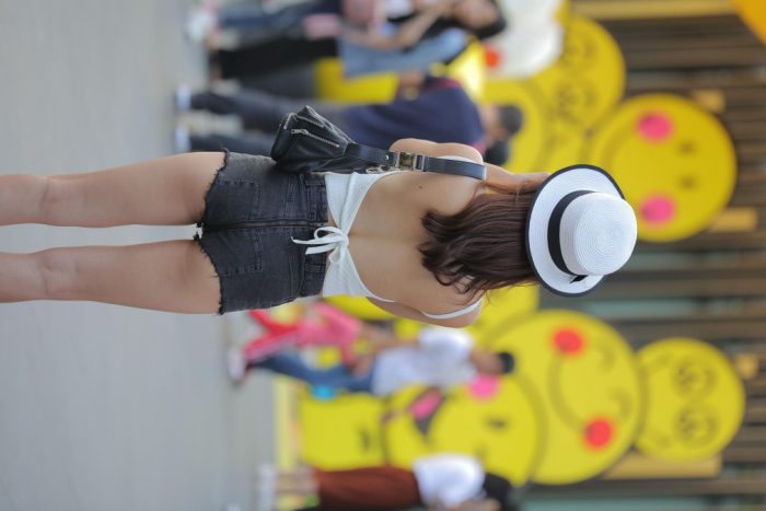 非常时尚阳光的牛仔热裤女孩【808P】00064-阡陌图库