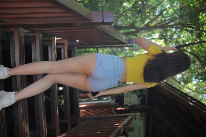 在户外散心的紧身牛仔短裤女孩【536P】00048-阡陌图库