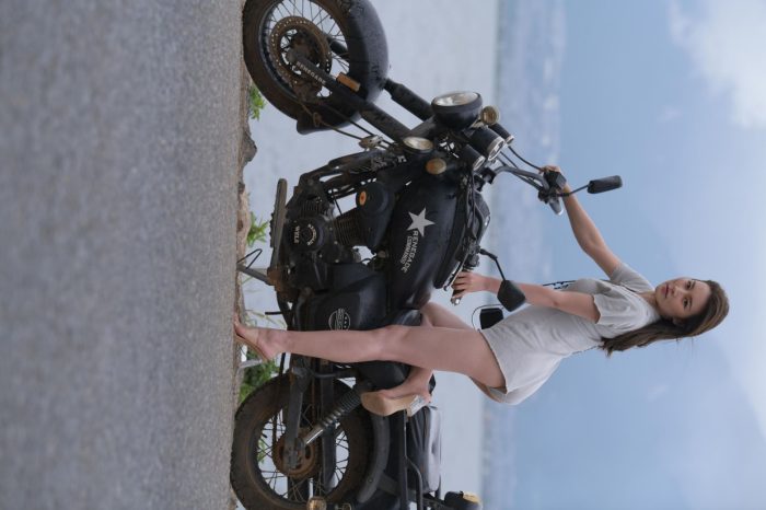 阴雨天在海边骑车的长发女人【156P】00044-阡陌图库