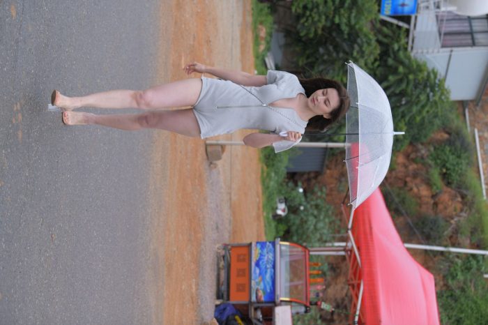 阴雨天在海边骑车的长发女人【156P】00044-阡陌图库