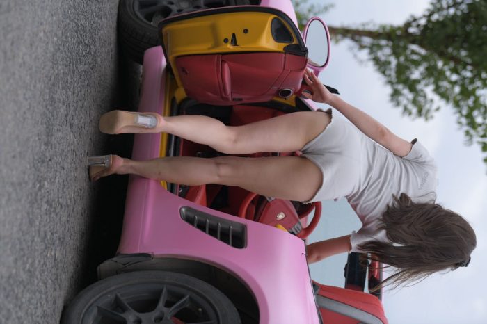 在海边开跑车的连衣短裤女孩【390P】00030-阡陌图库