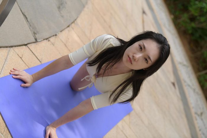 游泳池旁边的比基尼女生【327P】00042-阡陌图库