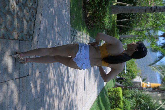 在海南度假的紧身白色短裤女孩【202P】00033-阡陌图库