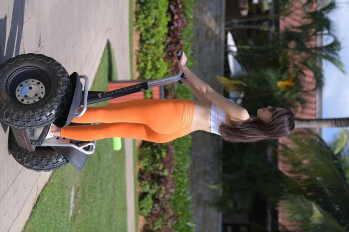 骑着平衡车的橘黄色瑜伽裤妹妹【620P】00054-阡陌图库