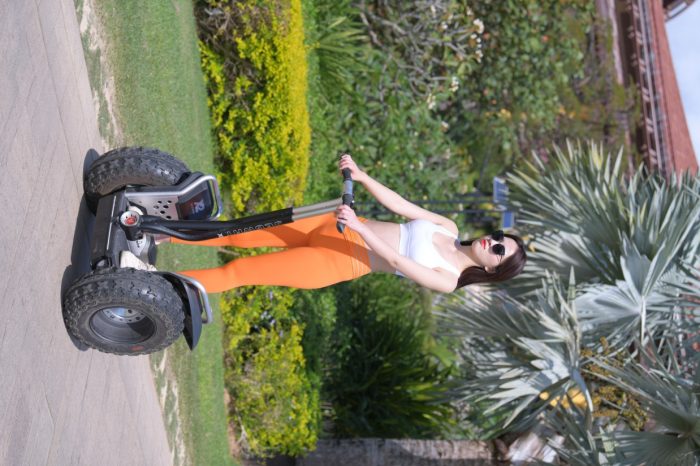 骑着平衡车的橘黄色瑜伽裤妹妹【620P】00054-阡陌图库