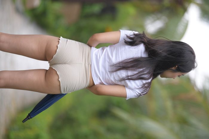 在郊外的长发热裤姑娘【388P】00022-阡陌图库