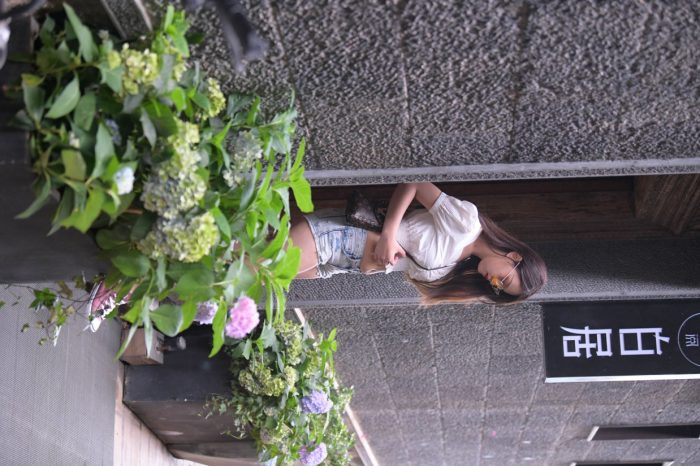 戴太阳镜的牛仔短裤紧身牛仔MM【167P】00021-阡陌图库