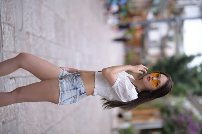 戴太阳镜的牛仔短裤紧身牛仔MM【167P】00021-阡陌图库