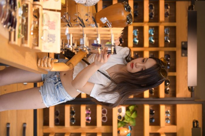 头戴花环的南方姑娘身穿紧身牛仔短裤【161P】00028-阡陌图库